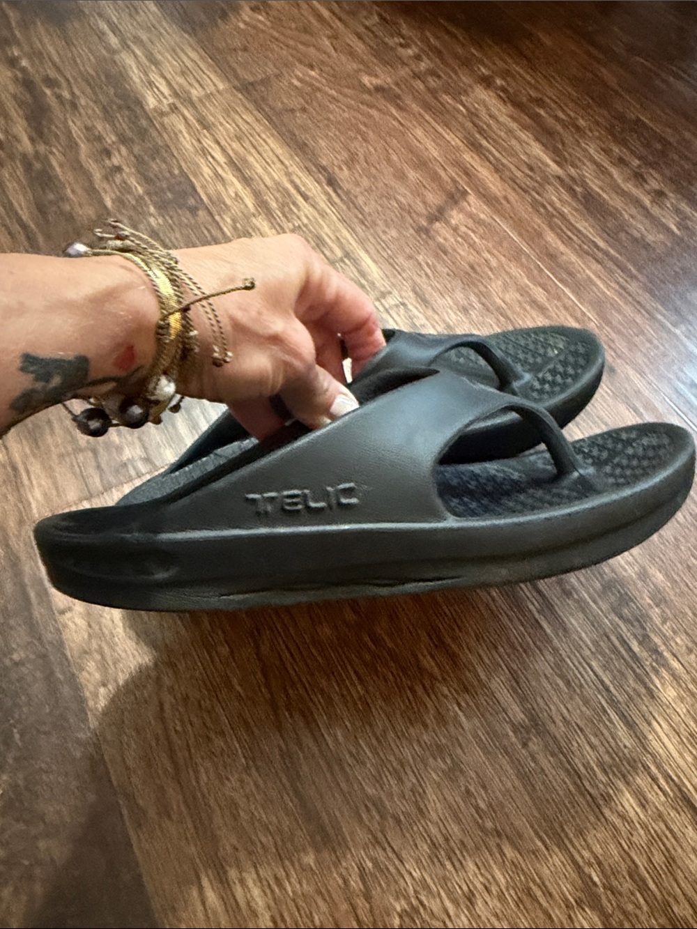 Women’s telics Black Comfort Foam Flip Sandals